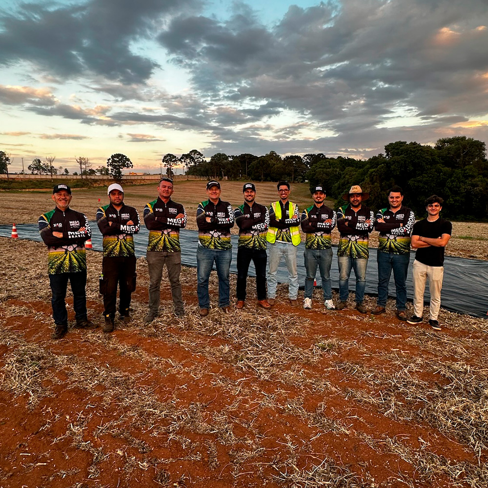 Piloto operando drone agrícola XAG em campo para pulverização de lavoura